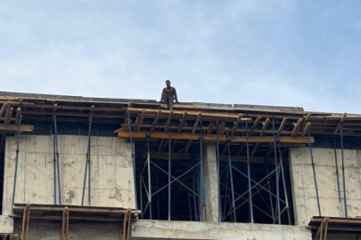 4 aydır maaş alamayan işçiler, çatıya çıktı!