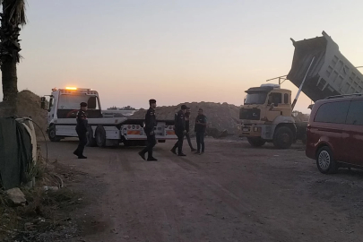 Kamyon ve kepçelerle plajı çaldılar!