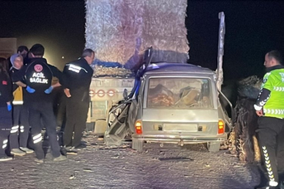 Otomobil tıra ok gibi saplandı! Feci şekilde can verdiler