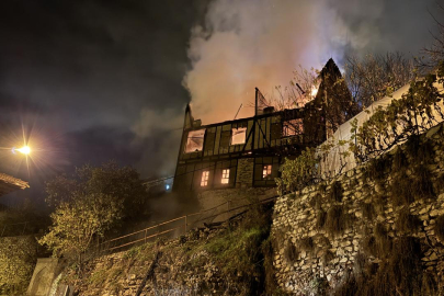 Tarihi konak küle döndü