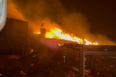 Bursa'da geceyi alevler aydınlattı: İş yeri küle döndü