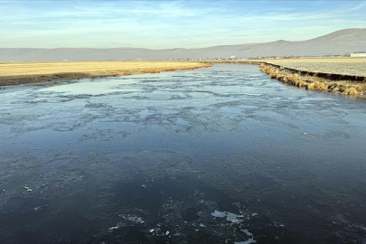 Kura Nehri'nin yüzeyi buz tutmaya başladı