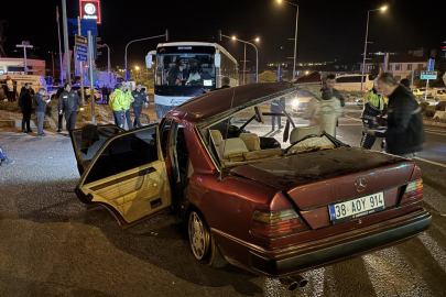 Otomobil tur otobüsü ile çarpıştı: 2 ölü, 3 yaralı