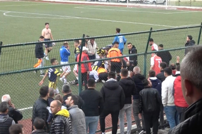 Dili boğazına kaçan futbolcuya hakemden hayati müdahale