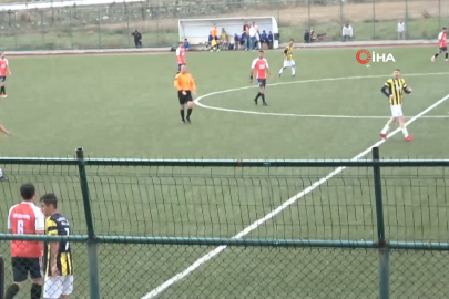 Dili boğazına kaçan futbolcuya hakemden hayati müdahale