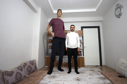 "Dünyanın en uzun adamı" Sultan İngiltere yolcusu: Hayatı belgesel oluyor