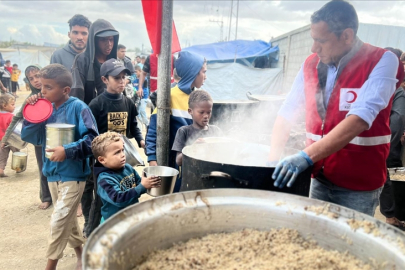 Türk Kızılay Gazze'de günlük 35 bin kişiye sıcak yemek dağıtıyor