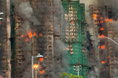 Hong Kong'da 31 katlı gökdelendeki yangında 4 kişi hayatını kaybetti