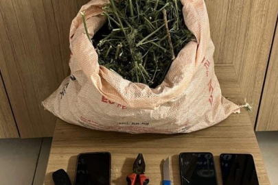 Polisin 'dur' ihtarına uymayarak kaçan 3 kişinin üzerinden uyuşturucu çıktı