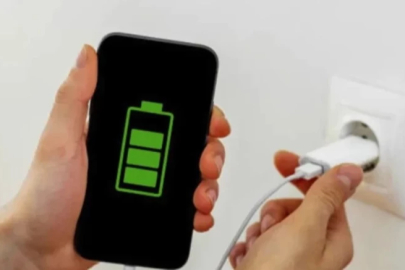 Telefonunu bu saatlerde şarj eden yandı! Bataryanın ömrünü 5 yıl kısaltıyor