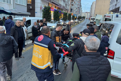 Minibüsün açılan kapısına çarpan motosikletli savruldu: 1 yaralı