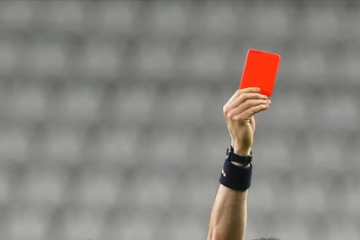 Derbide kartlar havada uçuşuyor