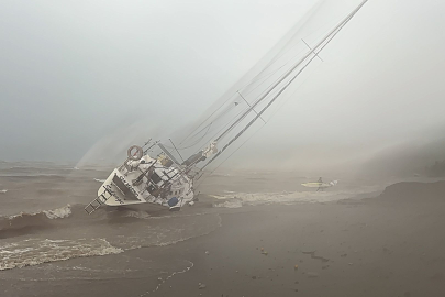 Marmaris'te fırtına ve sağanak etkili oldu: 3 tekne karaya vurdu