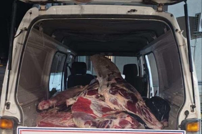 Minibüste menşei belirsiz 1 ton kırmızı et ele geçirildi
