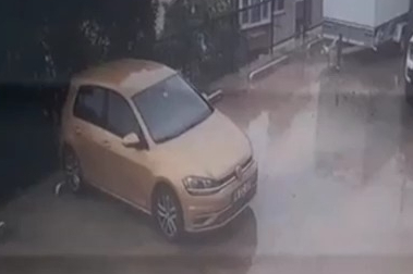 Otoparktan çıkan otomobil, 10 metrelik yükseklikten bahçeye uçtu: 1 yaralı