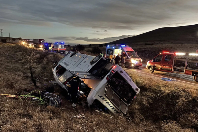 Yolcu otobüsü kaza yaptı! 2 ölü 21 yaralı