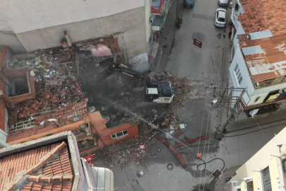 Gemlik'te metruk bina temizliği devam ediyor