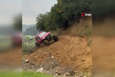 Off-road yarışında kontrolden çıkan araç böyle takla attı