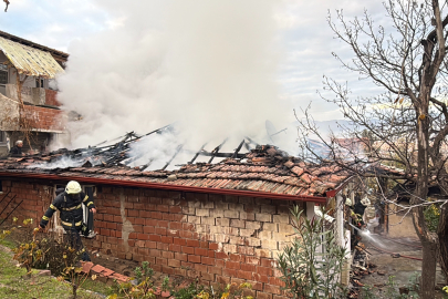 Elektrik kontağından çıkan yangın evi küle çevirdi