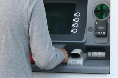 Kartını yutan ATM'ye sinirlendi, güvenlik görevlisini bıçakladı