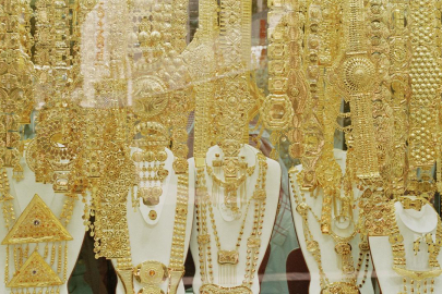 Kuyumcuya gitti, altın kolyeyi yuttu