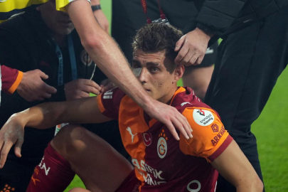 Derbide sahaya çakmak atan taraftar gözaltında