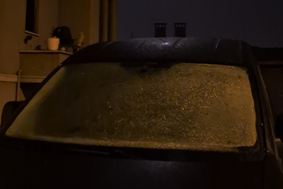 Sıcaklık 4 dereceye kadar düştü, araç camları buz tuttu