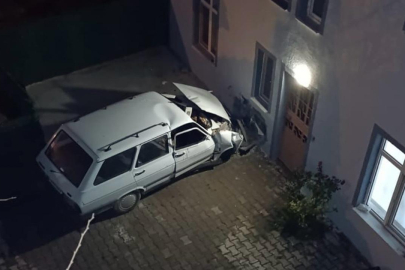 Kontrolden çıkan araç evin duvarına çarptı: 1 ölü, 1 yaralı