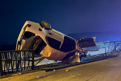 Otomobil köprü demirlerine çarptı: 1 ölü 3 yaralı
