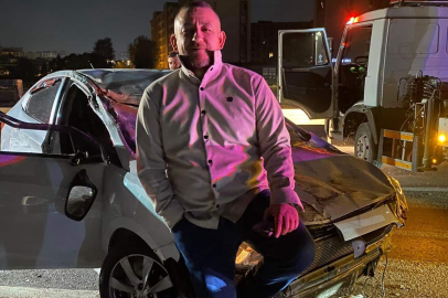 Bursa'da ilginç anlar: Kaza yapıp poz verdi!