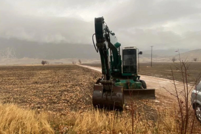 Devlet Su İşleri'ne ait kepçeyle define aradılar