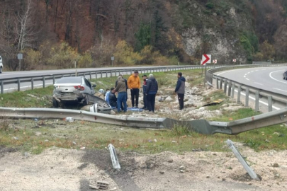 Kontrolden çıkan otomobil bariyerlere çarpıp refüje girdi; 2 kişi yaralı