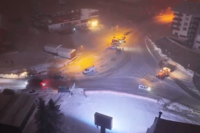 Uludağ'da yoğun kar var...Ekipler yolların kapanmaması için aralıksız çalışıyor