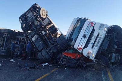 Ardahan'da korkunç kaza! Yol ulaşıma kapandı