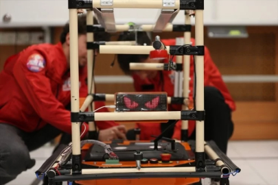 Bursa'da liselilerin geliştirdiği otonom robot "Vektör" sanayide iş yükünü hafifletecek