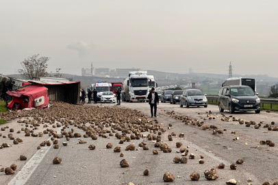 Bursa'da tır 2 araca çarpıp devrildi: 1'i ağır 5 yaralı