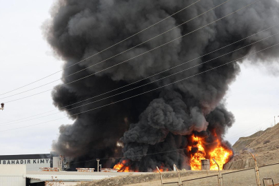 Fabrika yangını: Gökyüzü siyaha büründü