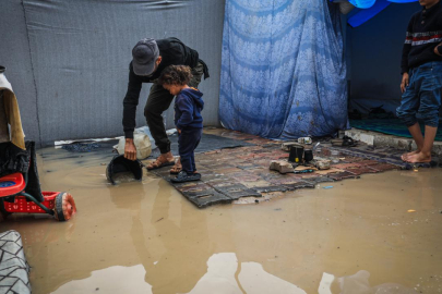 Şiddetli yağış nedeniyle Gazze Şeridi'nde binlerce çadır su altında kaldı