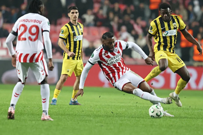 Samsunspor öne geçtiği UEFA Konferans Ligi'nde AEK'ye mağlup oldu