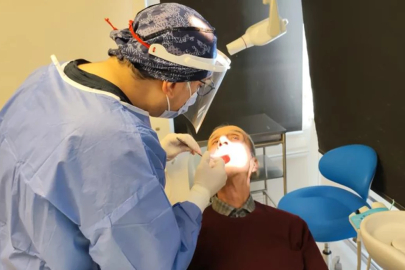 Protez dişleri ağrı yapınca gittiği dişçide öğrendi; 83 yaşında şaşırtan olay