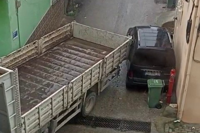 Bursa'da bir kamyon sokak arasındaki araca çarptı!