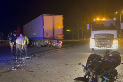 Motosiklet tıra çarptı: 1 ölü