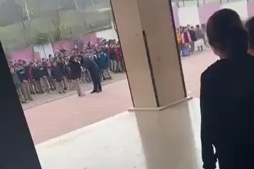 Bursa'da okul müdürü, öğrenciyi yakasından tutup yere savurdu!