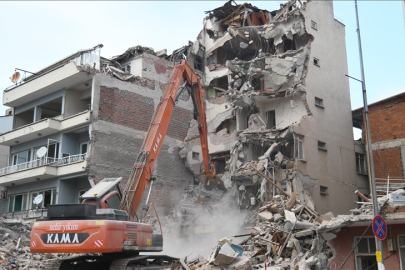 Sındırgı'da ağır hasarlı 18 bina daha yıkıldı