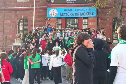 Bursa'da öğrenciler Bursaspor kıyafetleriyle okula geldi