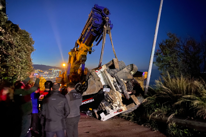 Bursa'da vinçten düşen iş makinesi paniğe neden oldu