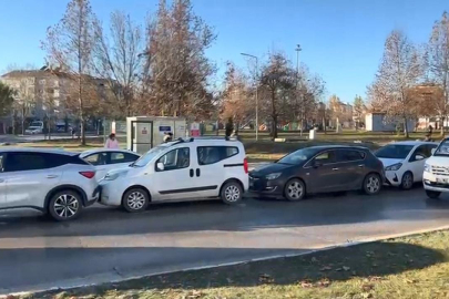 Buzlanan yolda 6 araç birbirine girdi