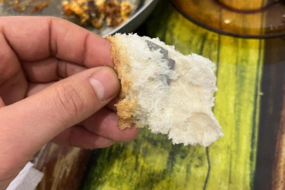 Ekmeğin içinden çıkanı görünce şok oldu