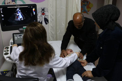 Yarım kalple doğan bebek mucizeyi başardı