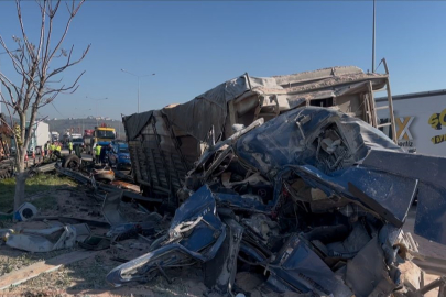 Bursa'da can pazarı: Kamyon bariyere saplandı!